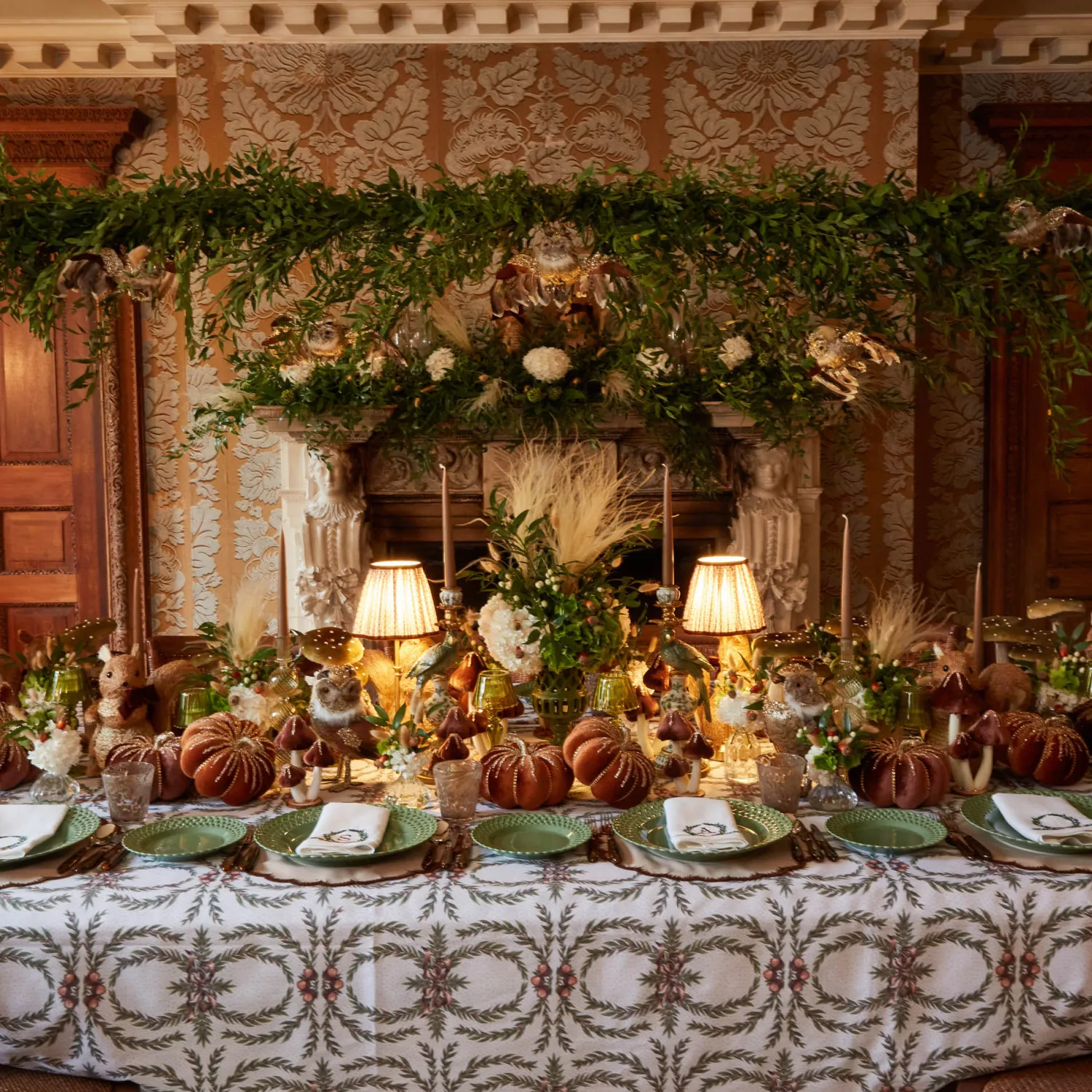 Mrs. Alice Chocolate Bow Garland White Linen Napkins (Set of 4)< Napkins | Mrs. Alice Monogram