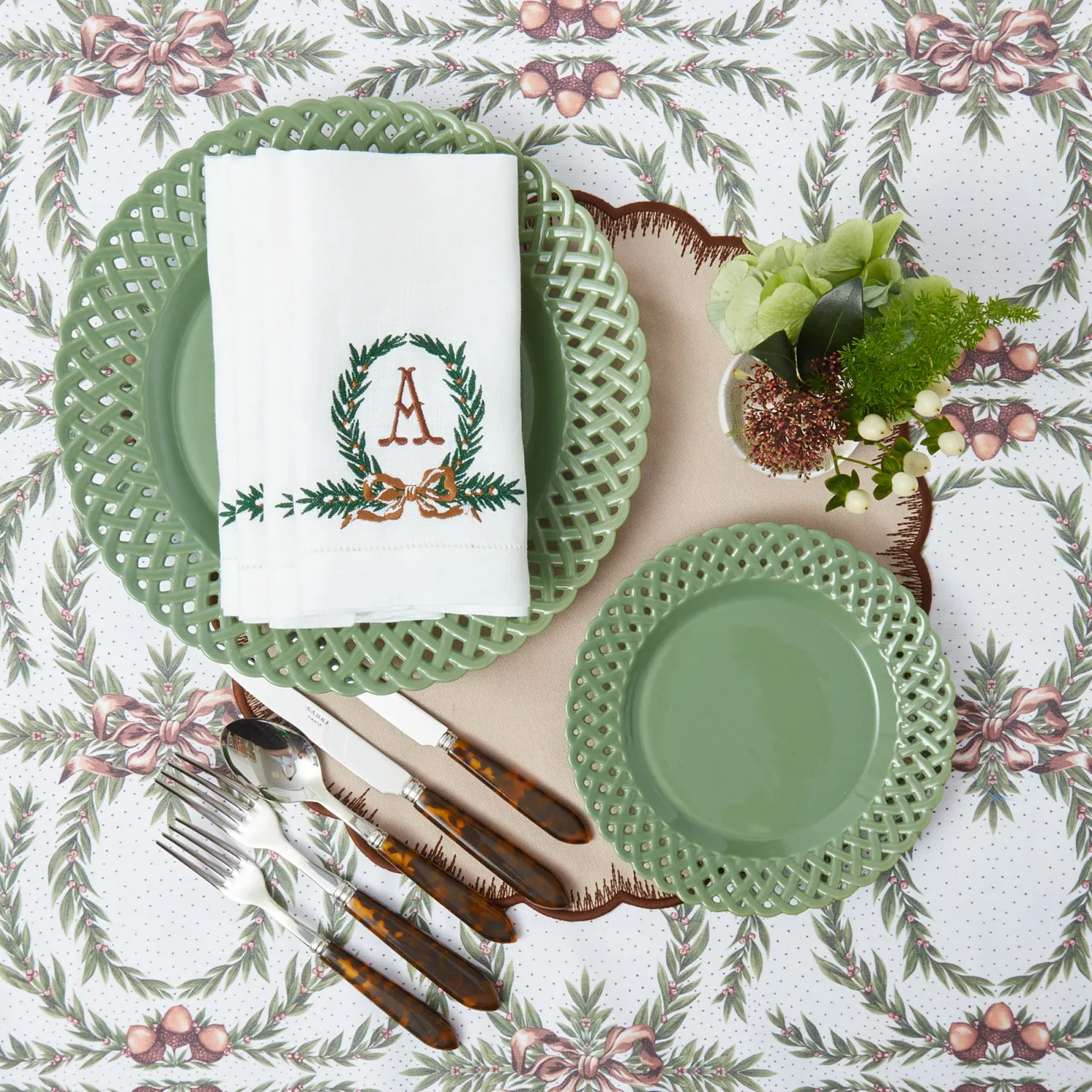 Mrs. Alice Chocolate Bow Garland White Linen Napkins (Set of 4)< Napkins | Mrs. Alice Monogram