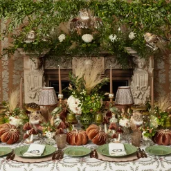 Mrs. Alice Chocolate Bow Garland White Linen Napkins (Set of 4)< Napkins | Mrs. Alice Monogram