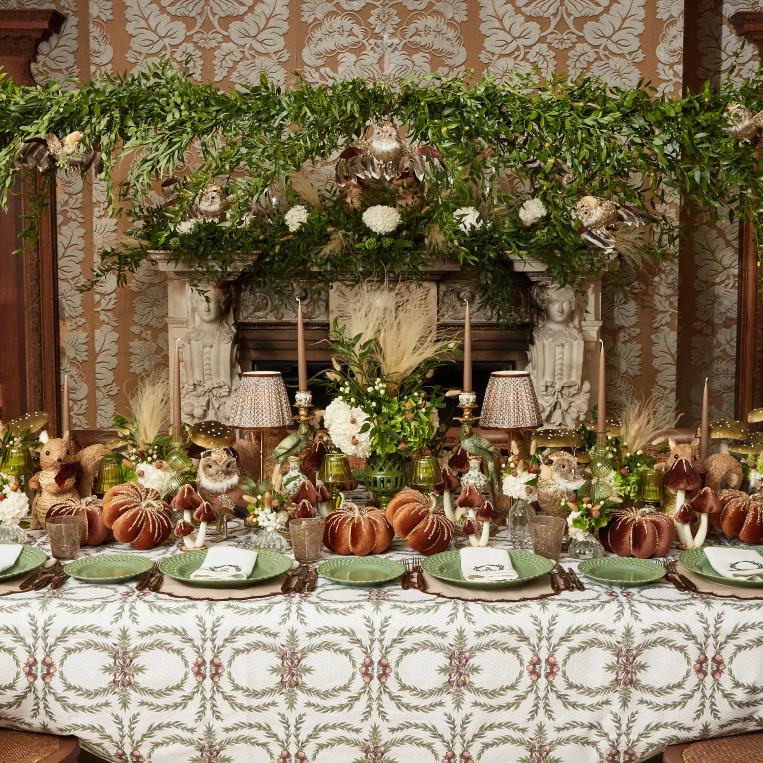 Mrs. Alice Chocolate Bow Garland White Linen Napkins (Set of 4)< Napkins | Mrs. Alice Monogram