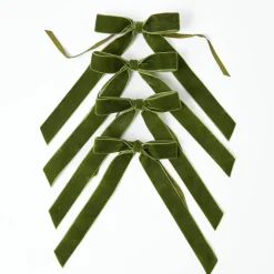 Mrs. Alice Forest Green Velvet Bow (Set of 4) - 20cm< Napkin Rings & Bows | For The Chalet