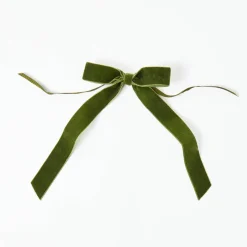 Mrs. Alice Forest Green Velvet Bow (Set of 4) - 20cm< Napkin Rings & Bows | For The Chalet