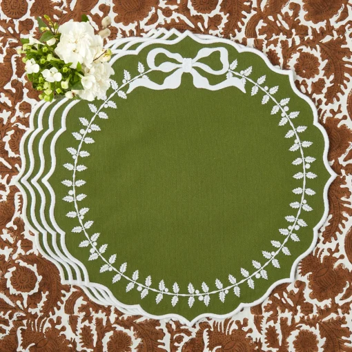 Mrs. Alice Green Bow Laurel Placemats (Set of 4)< Placemats | For The Chalet