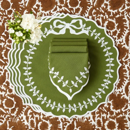 Mrs. Alice Green Bow Laurel Placemats & Napkins (Set of 4)< Table Linen Sets | For The Chalet