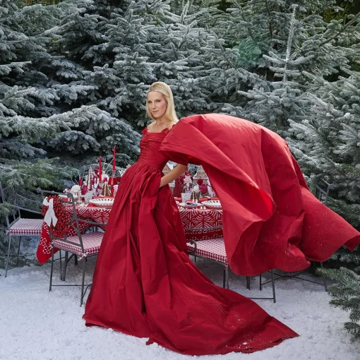Mrs. Alice Gretel Applique Red Tablecloth< Tablecloths