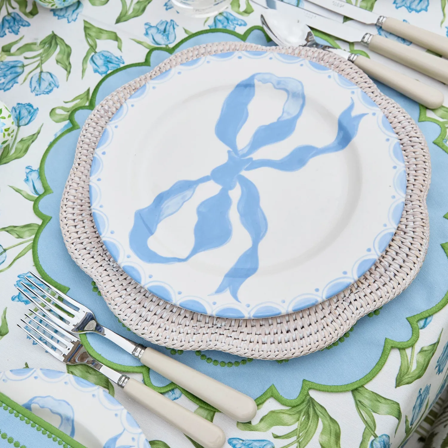 Mrs. Alice Marilyn Blue Bow Dinner Plate< Summer Crockery | Dinner Plates