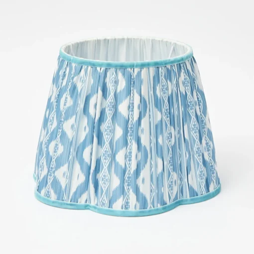 Mrs. Alice Olive Parrot Lamp with Blue Ikat Shade (30cm)< Corded Table Lamps