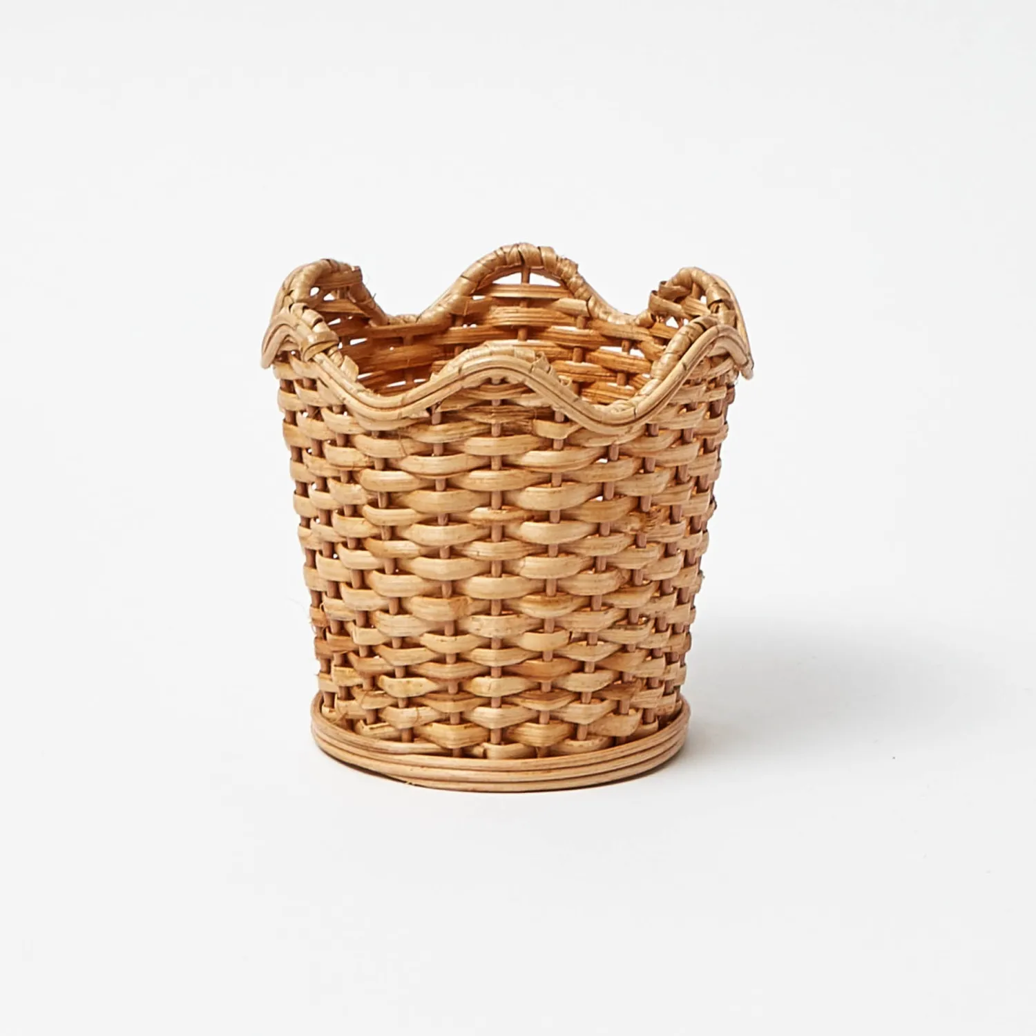 Mrs. Alice Scalloped Rattan Planter< Vases | Vases & Planters