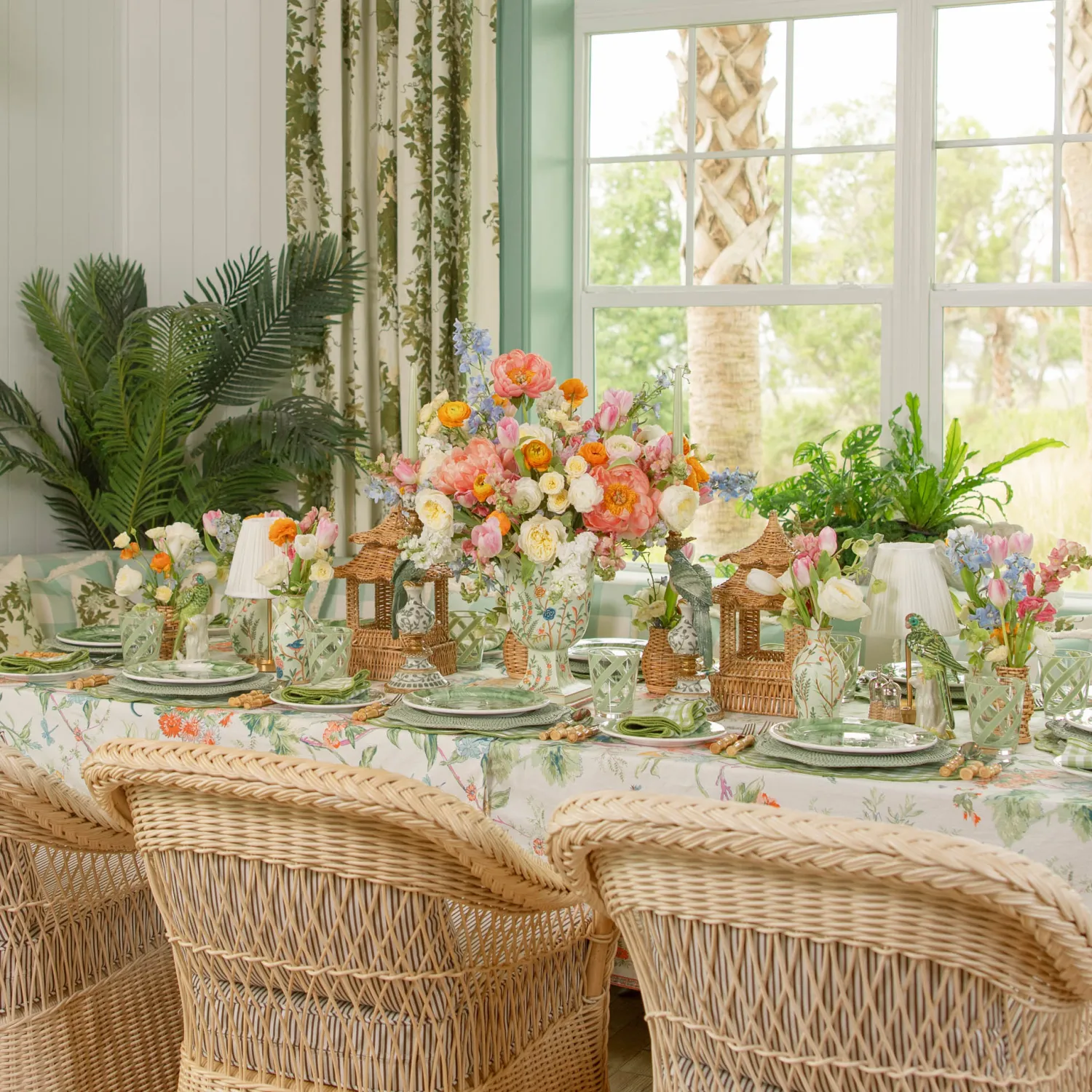 Mrs. Alice Small Chinoiserie Tole Urn Vase< Vases | Vases & Planters