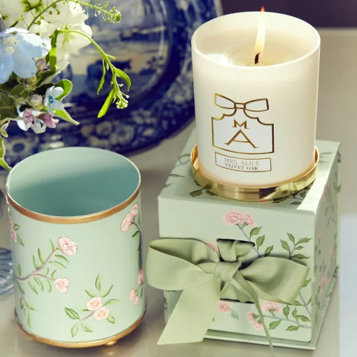 Mrs. Alice Velvet Oak Scented Candle< Candles | Scented Candles