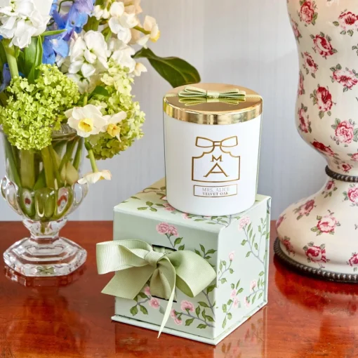 Mrs. Alice Velvet Oak Scented Candle< Candles | Scented Candles