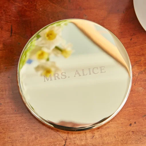 Mrs. Alice Velvet Oak Scented Candle< Candles | Scented Candles